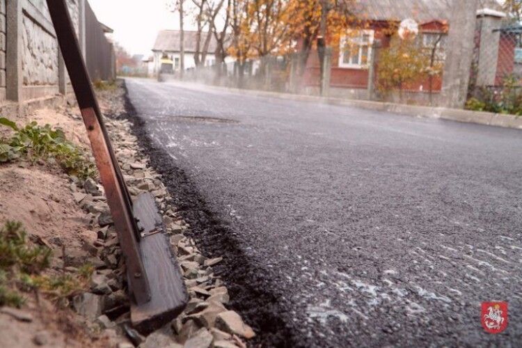 У місті на Волині асфальтують дороги