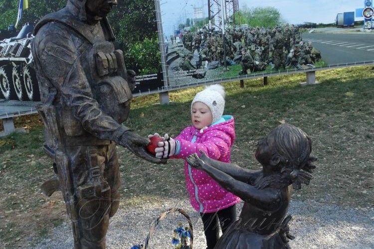 У Дніпрі переосмислили яблуко. Тепер це — символ поваги до наших захисників...  
