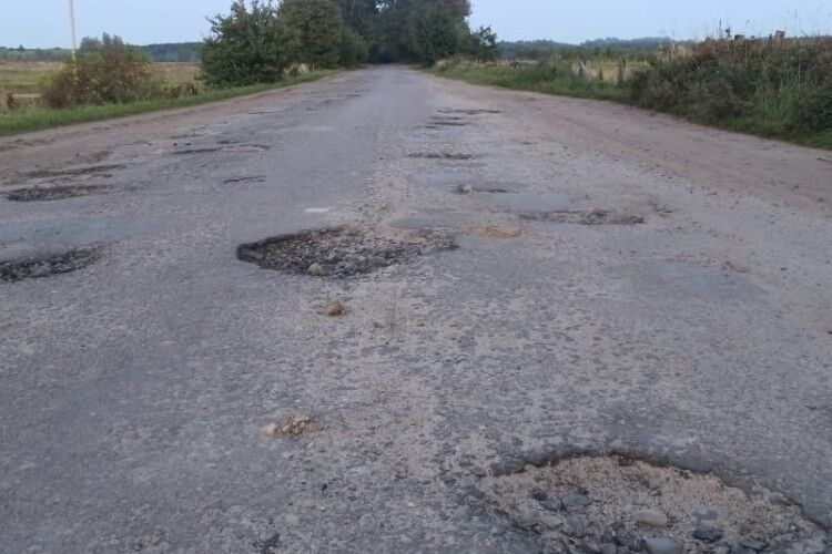 «Швидкі не доїжджають»: голова громади вже рік пише листи очільнику Волинської ОДА про необхідність ремонту дороги (Фото)