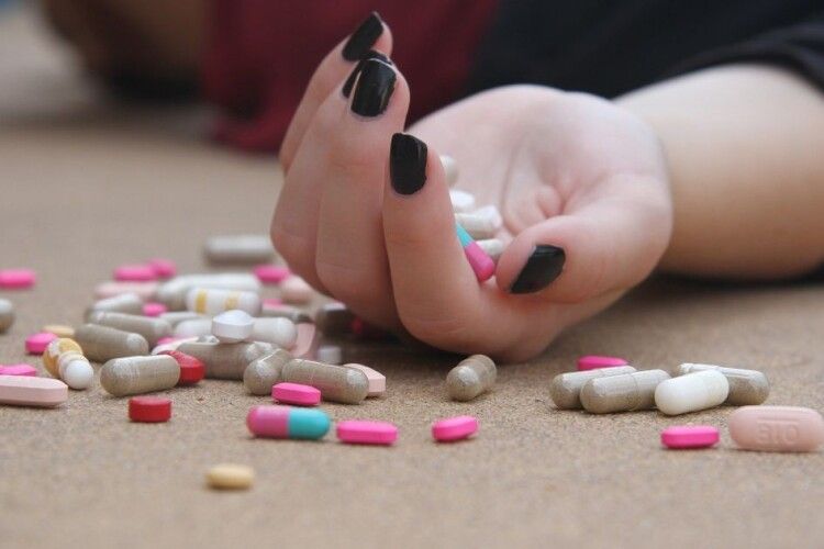 У Луцьку 15-річна школярка намагалася себе вбити, наковтавшись таблеток
