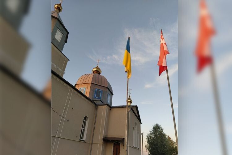 У Борочичі біля церкви вандали зірвали прапор Волині