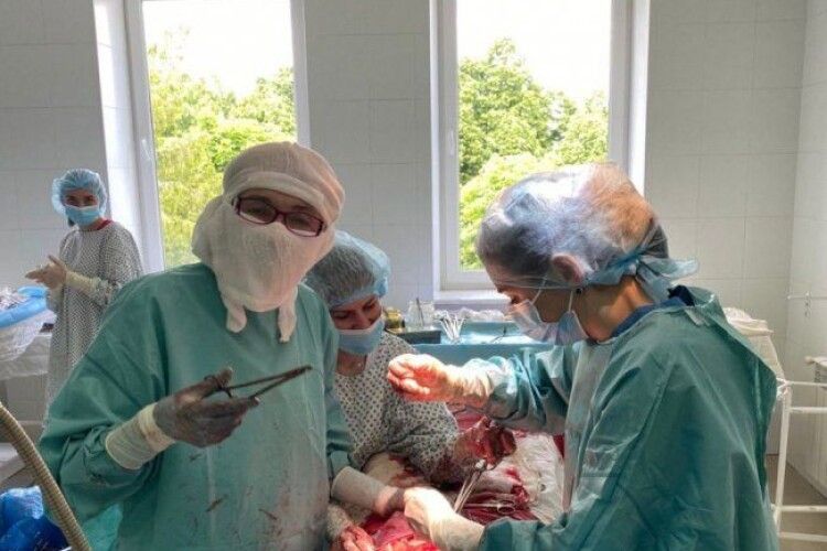 У волинській лікарні пацієнтці видалили гігантську пухлину (Фото 18+)