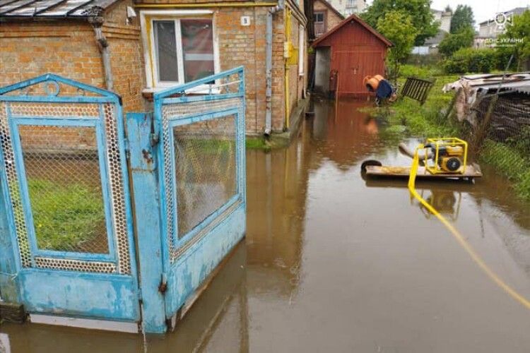 На Волині дощі затопили обійстя двох сімей