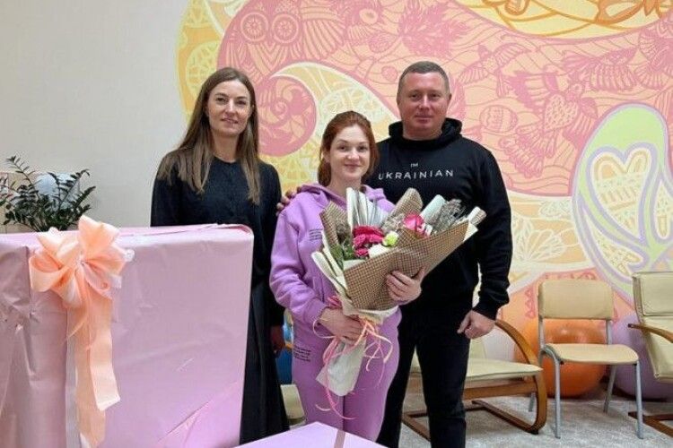 Визволену з полону Мар’яну Мамонову у Луцьку привітав голова ОДА (Фото) 