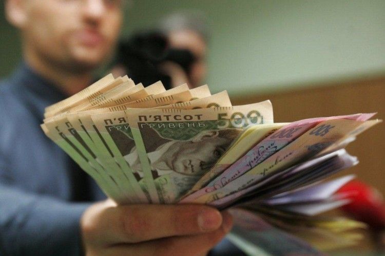 В Україні впали зарплати: скільки зароблятимемо до кінця року, і кому пощастило