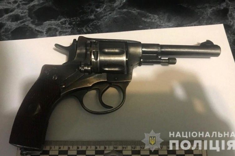 В електричці на Київщині працівник воєнізованої охорони відкрив вогонь з табельного нагана по трьох хуліганах