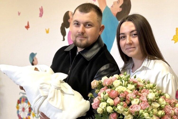 З передової – на пологи: головний сержант 82-ї бригади зустрів дружину з малюком у Луцьку