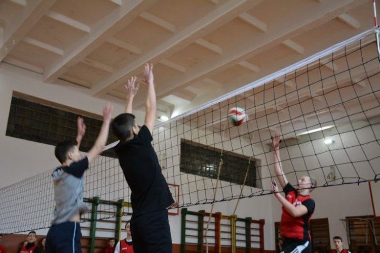 115 юнаків і дівчат зі Здолбунова взяли участь у масштабному турнірі з волейболу