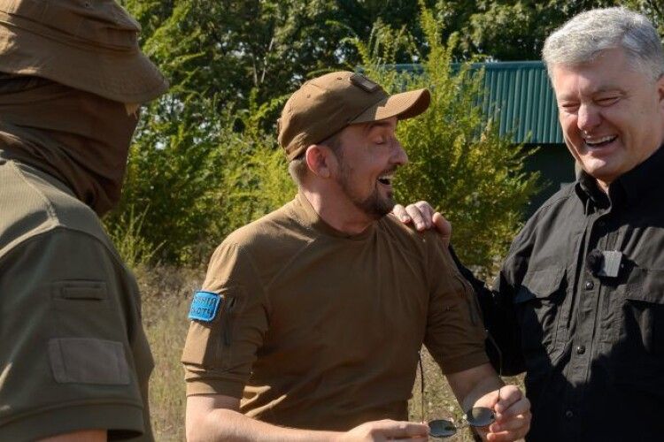 Дует «Валькірій» – Порошенко з Процишиним привезли артилеристам дрони для розвідки і коригування вогню