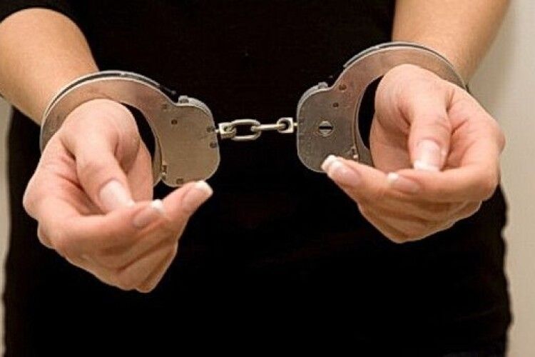 У Польщі дівчина порізала ножем українку, яка сиділа у машині її колишнього