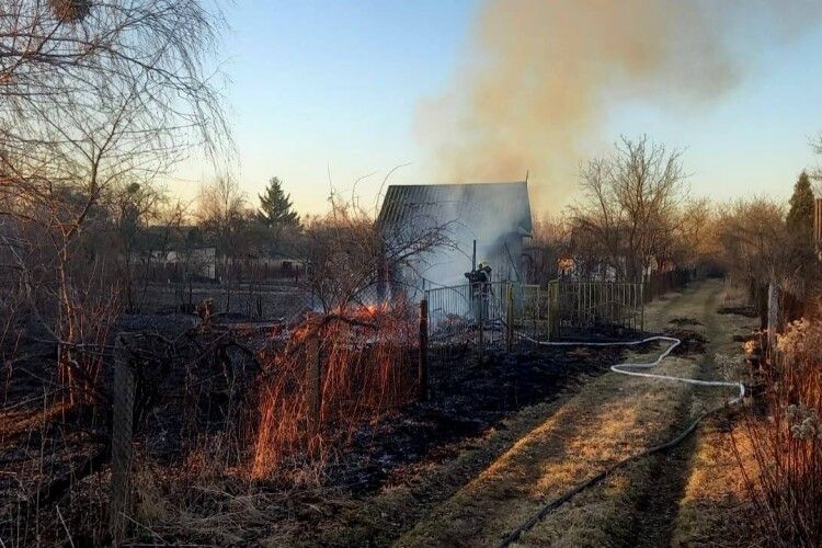 На Волині через підпали сухої трави згоріли три будівлі, а чоловік отримав опіки