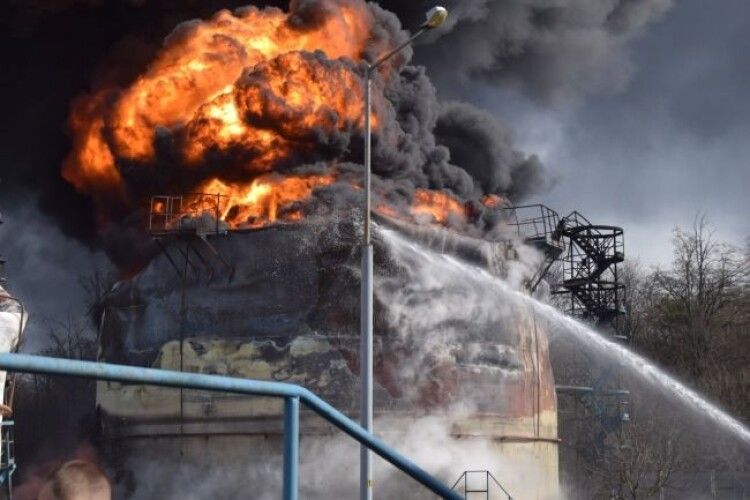 На Рівненщині нафтобаза горить уже другу добу (Фото)