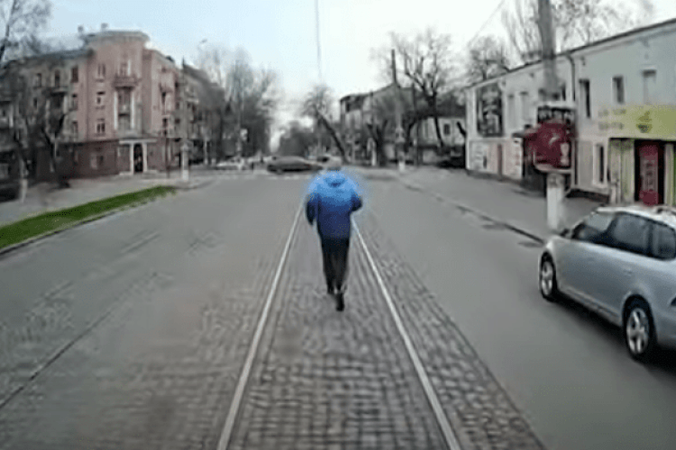 Українець влаштував пробіжку перед трамваєм, на який не встиг (Відео)