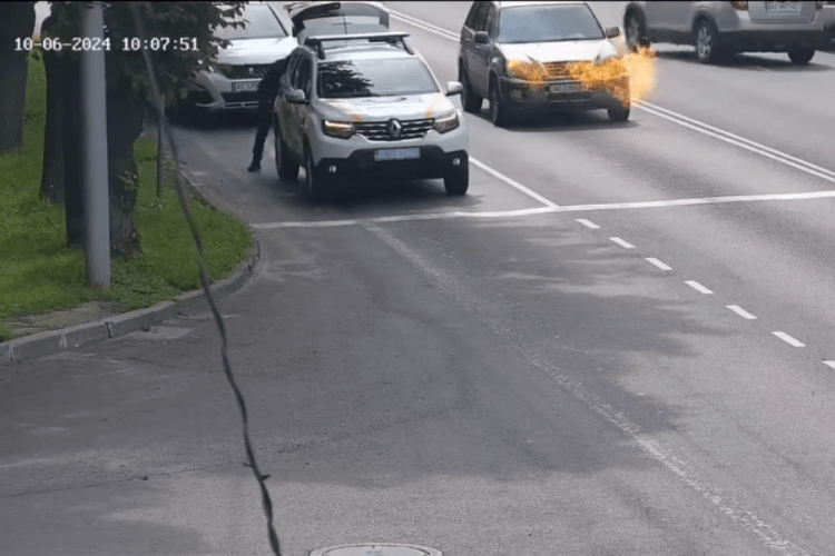 Камери у Луцьку зафіксували момент, як посеред дороги загорілась автівка (Відео)