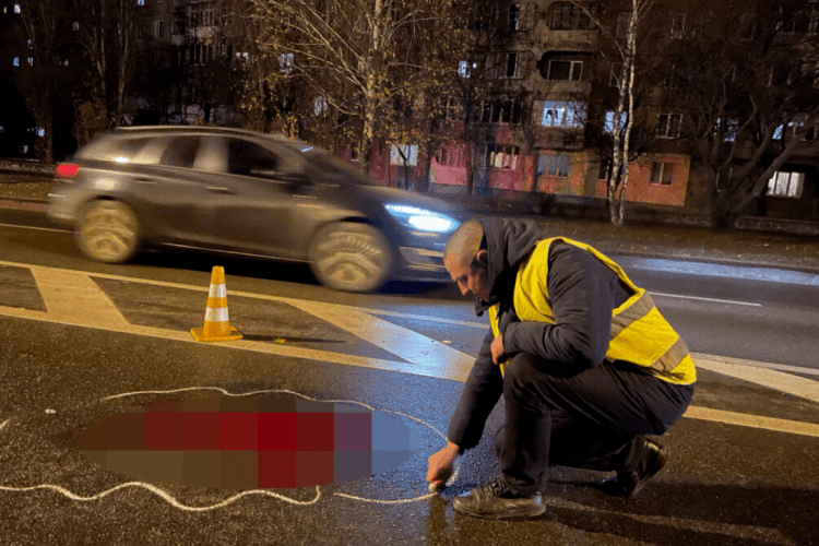 У Рівному пішохода збив легковик, а потім бус протягнув його кілька метрів (Фото, відео)