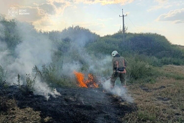 У Луцькому районі через заломлення сонця в склі спалахнула пожежа (Відео)