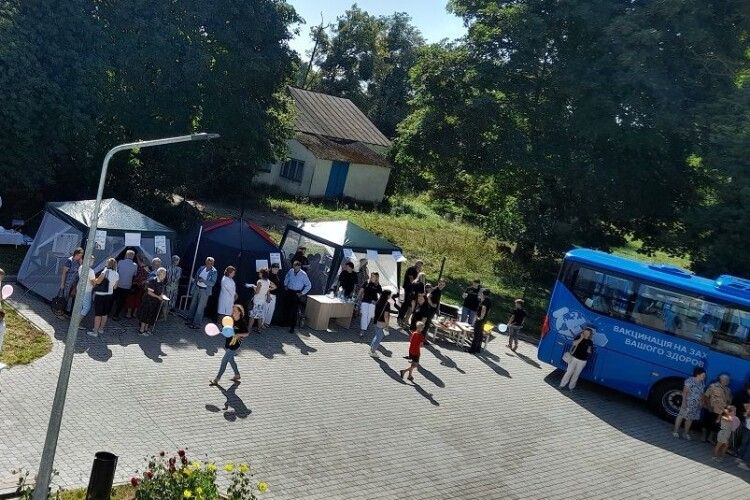 Медична допомога без направлень і черг: волинський вакцинальний автобус вперше побував у сільській місцевості