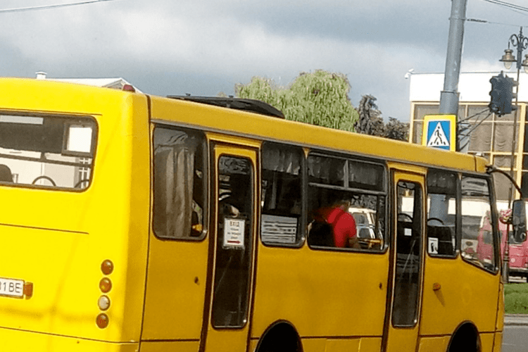 Пасажири маршрутки помітили жінку, яка знімала військові об'єкти і не розгубилися (Відео)