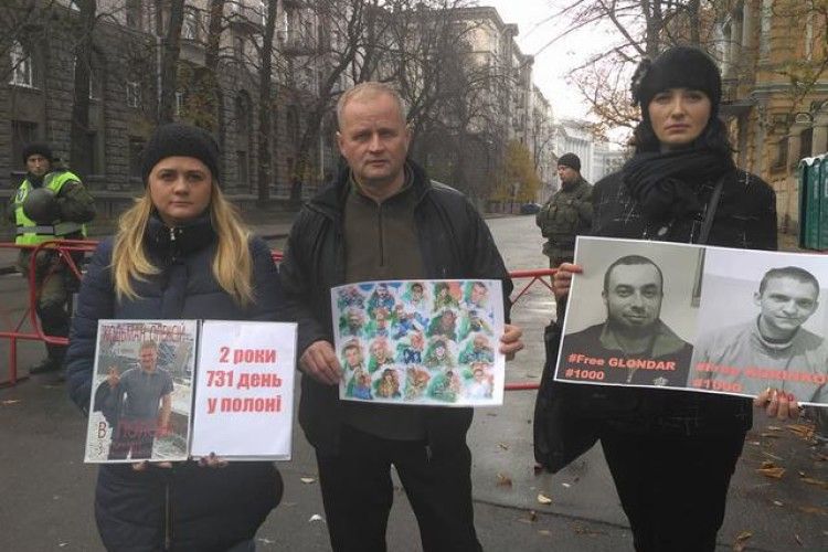 Родичів заручників терористів не пропустили до АП на узгоджену акцію, приурочену 1000 дням у полоні  