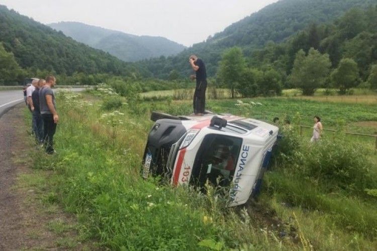 На Закарпатті перевернулася «швидка» з хворим на інфаркт