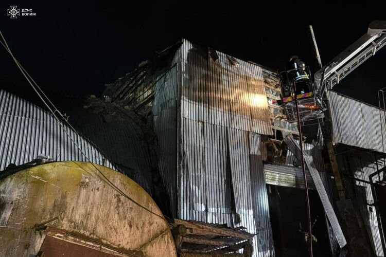 На Волині чоловік так проводив електрозварювальні роботи, що ледь не спалив величезний ангар