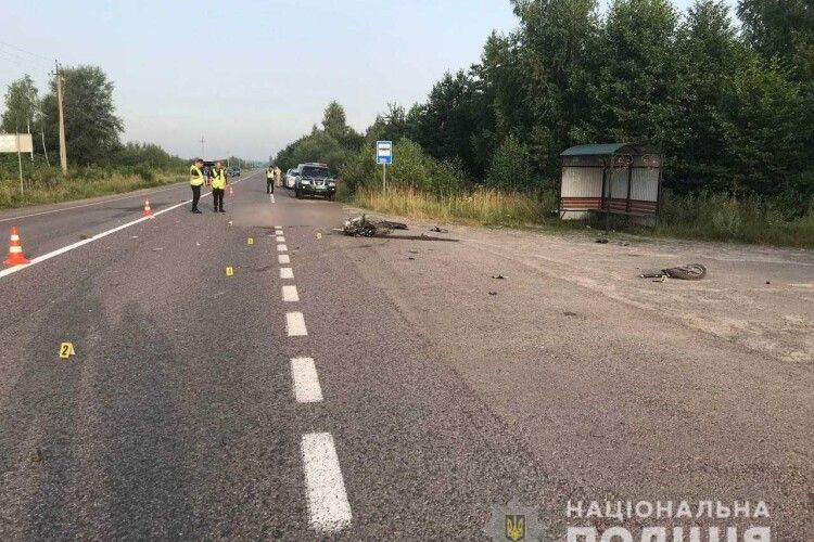 Мотоцикл влетів у мікроавтобус: на Рівненщині загинули двоє хлопців (Фото)