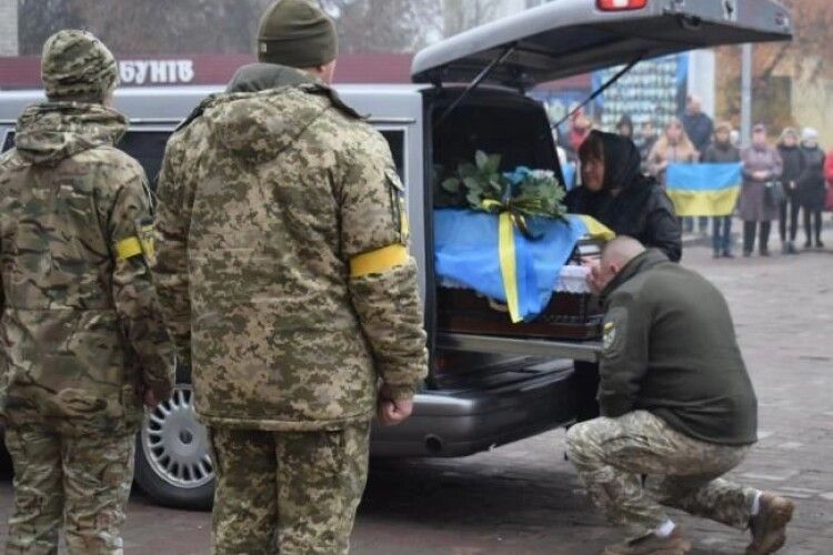 У грудні могло б виповнитися 35: на Рівненщині попрощались з воїном, який загинув на Донеччині (Фото)