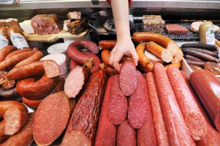 «Ковбаси треба їсти менше»: українцям замість м'ясних виробів продають фальсифікат