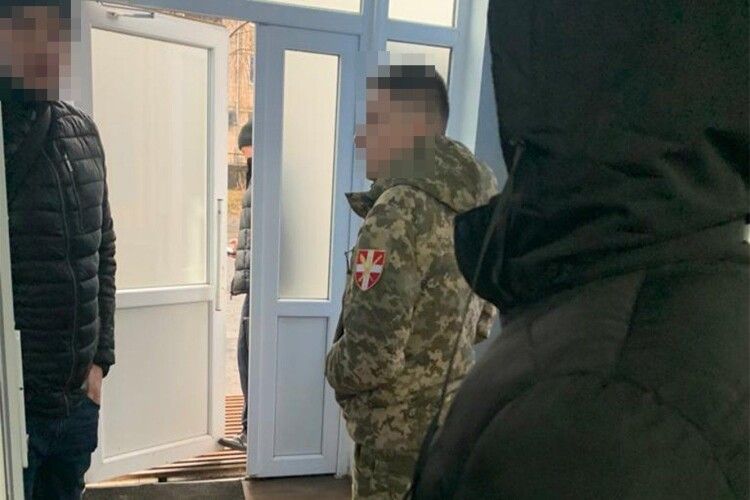 На Волині у військкоматі викрили хабарника