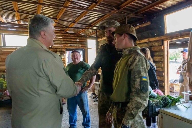 Годують до 3 тисяч людей на добу: Порошенко дорогою з фронту заїхав у відоме волонтерське кафе (Фото)