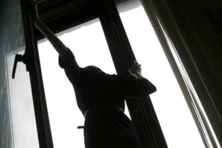 У Луцьку з вікна пʼятого поверху гуртожитку випала 17-річна студентка