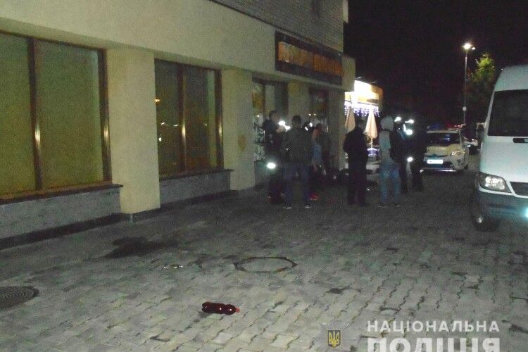 Повертався додому і зробив зауваження: у Рівному посеред вулиці дебошир встромив ножа перехожому (Фото)