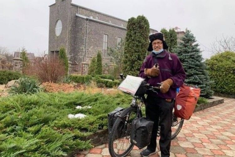 64-літній чоловік приїхав на Рівненщину на велосипеді зі Швейцарії і поділився секретом доброго здоров'я