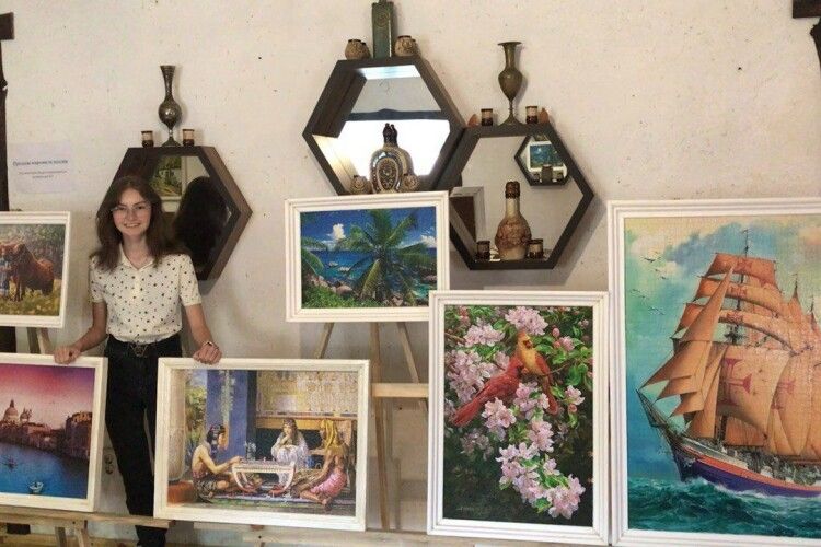 Юна баївчанка продає свої картини для допомоги ЗСУ