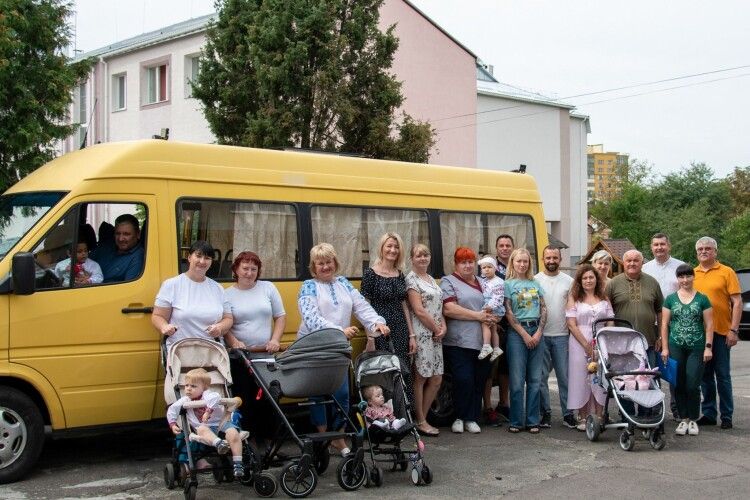 На Волині малюкам-сиротам подарували автобус (Фото)