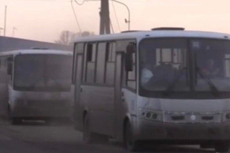 Окупанти силоміць вивозять людей з Ізюма до росії