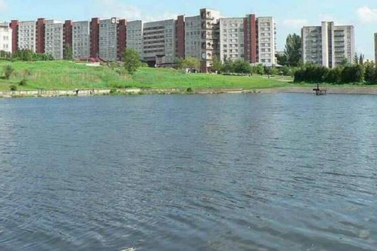 У міському озері на Львівщині знайшли тіло жінки