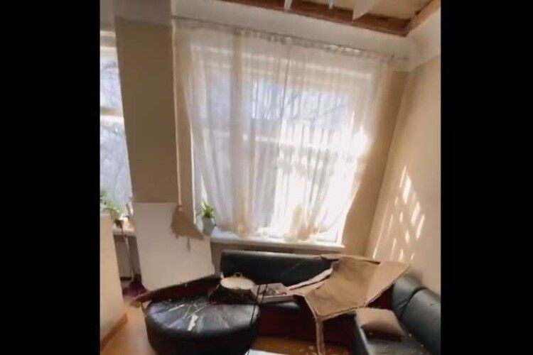 «Тварі»: у квартирі Полякової від танення снігу обвалилась стеля (Відео)