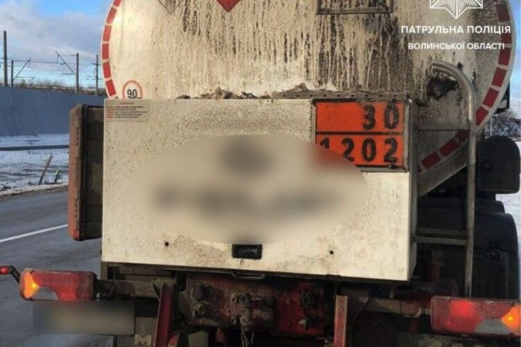 На Волині патрульні зупинили фуру з небезпечним вантажем (Фото)