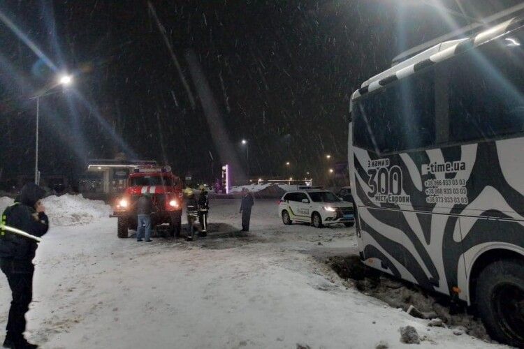 Вночі на Волині визволяли зі снігової пастки автобус міжнародного сполучення із пасажирами (Фото)