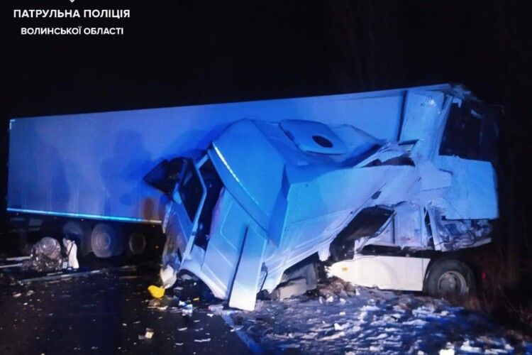 Уночі на Волині фура врізалась в припаркований тягач