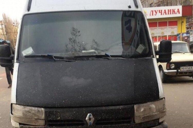 Мікроавтобус без водія на смерть збив жінку