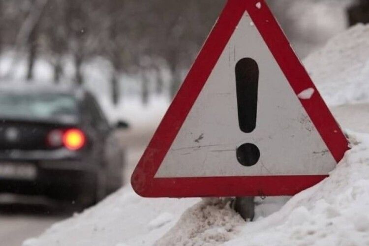 Волинські патрульні допомогли водійці, яка з’їхала в кювет (Відео)