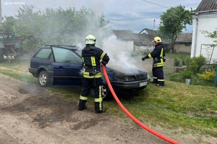 У місті на Волині загорілося авто