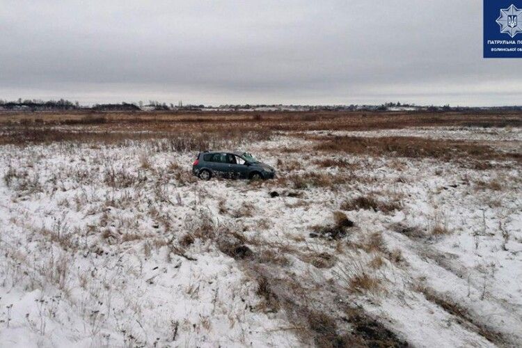 Поблизу Жидичина автомобіль злетів із траси, машину відкинуло на декілька десятків метрів