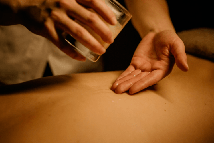 Горохівчанка повірила шахраєві, який буцімто потребував олії для масажу