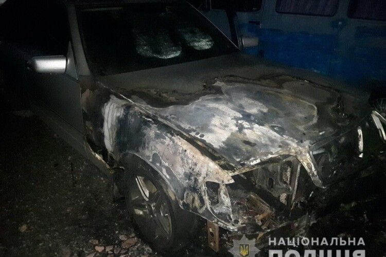 У Дубні невідомі підпалили Mercedes місцевого мешканця