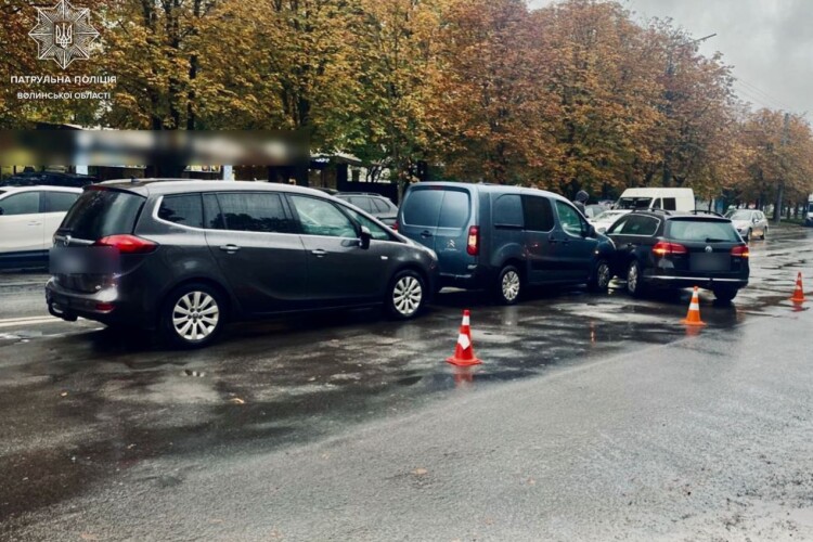 У місті на Волині зіткнулися три автомобілі
