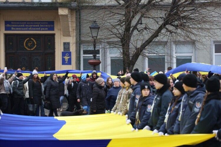 Із нагоди Дня Соборності України у Луцьку розгорнули 200-метровий національний прапор (Фото)