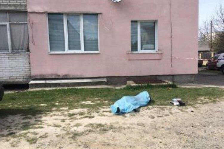 У Луцьку серед вулиці знайшли тіло чоловіка з перерізаним горлом